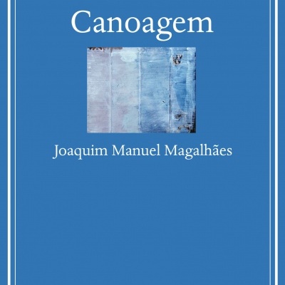 Capa azul de livro 'Canoagem' de Joaquim Manuel Magalhães com imagem de madeira azul