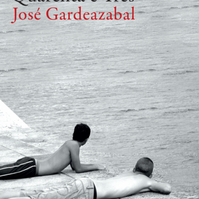 Capa de livro com fotografia a preto e branco de duas pessoas deitadas junto à água e texto com título e autor