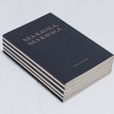 Quatro livros com capa preta e texto dourado empilhados sobre fundo branco