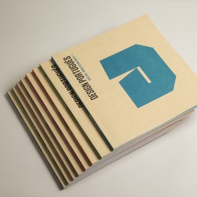 Conjunto de livros com capa bege e logótipo azul, texto 'DESIGN PORTUGUÊS'