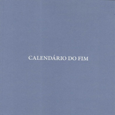 Capa azul de livro com o título CALENDÁRIO DO FIM em branco