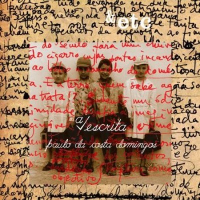 Capa de livro com fotografia a sépia de quatro crianças e texto manuscrito em fundo.