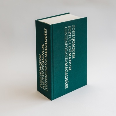 Livro de capa dura verde escuro com texto dourado