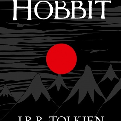 Capa do livro THE HOBBIT com design de montanhas e círculo vermelho