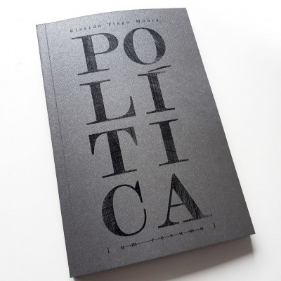 Livro preto com texto a relevo POLITICA MORBO 1