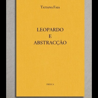 Livro amarelo com texto preto na capa
