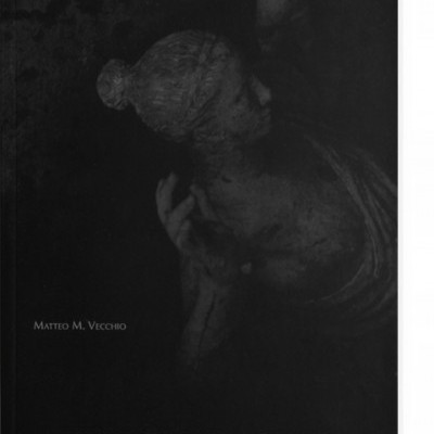 Capa de livro com estátua em mármore e texto em fundo preto