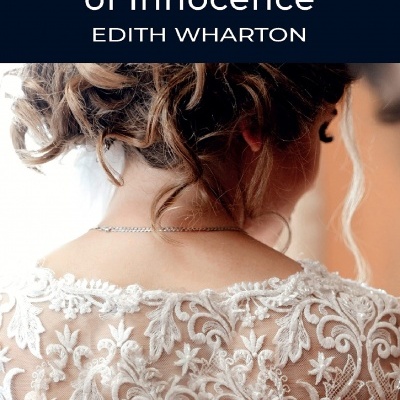 Capa do livro The Age of Innocence de Edith Wharton com imagem de mulher de costas em vestido rendado branco