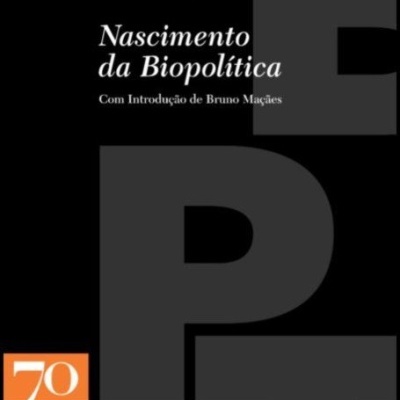 Capa preta do livro Nascimento da Biopolítica de Michel Foucault com texto e design em cinzento e laranja