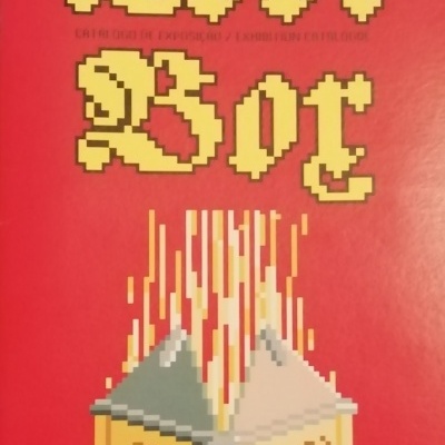 Capa de álbum vermelha com texto pixelizado amarelo e caixa pixelizada em chamas