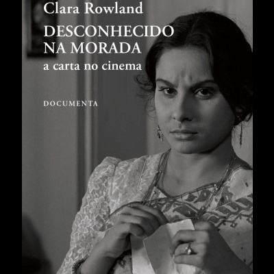 Capa de livro ou cartaz em preto e branco com mulher segurando papel e texto em português.