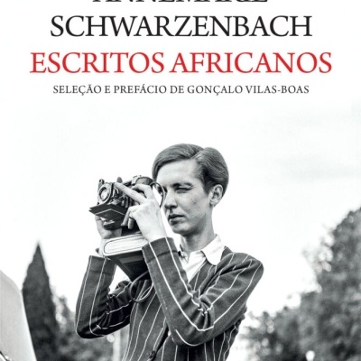 Capa de livro com mulher a fotografar com câmara antiga em preto e branco.