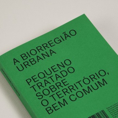Livro verde com texto preto sobre fundo branco