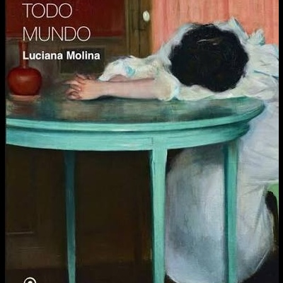 Capa de livro com pintura de uma pessoa deitada sobre uma mesa azul-turquesa e uma maçã vermelha.