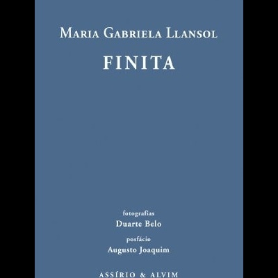 Capa de livro azul com texto branco e título FINITA