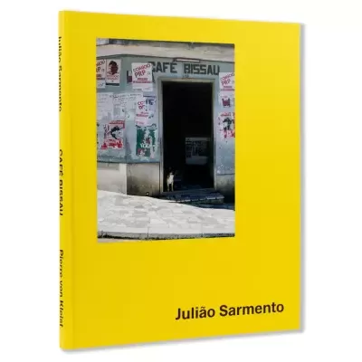 Livro com capa amarela e imagem de fachada de café Bissau