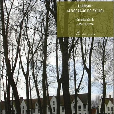 Livro com árvores e casas brancas ao fundo