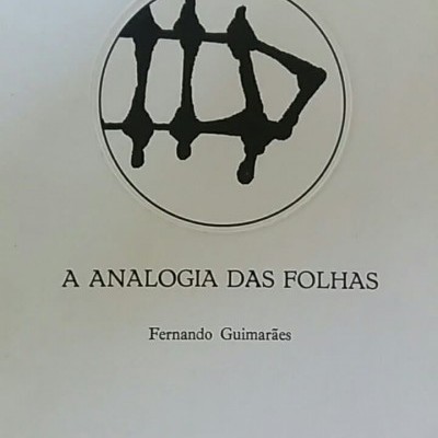 Capa de livro com título A ANALOGIA DAS FOLHAS e símbolo preto abstrato