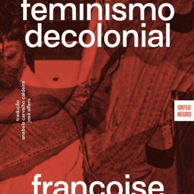 Capa de livro um feminismo decolonial por françoise vergès em tons vermelhos e pretos