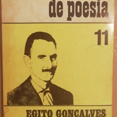 Capa de livro amarelo e bege com fotografia de homem e títulos impressos