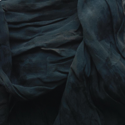 tecido preto texturizado com dobras naturais