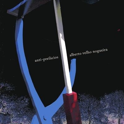 Escultura moderna azul e vermelho ao ar livre à noite com texto visível