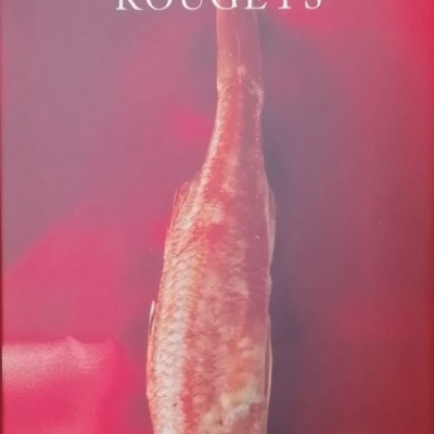 Capa de livro vermelha com imagem de peixe e texto