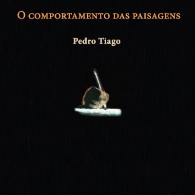 Capa de livro preto com título e autor em letras distintas e selo da editora artefacto