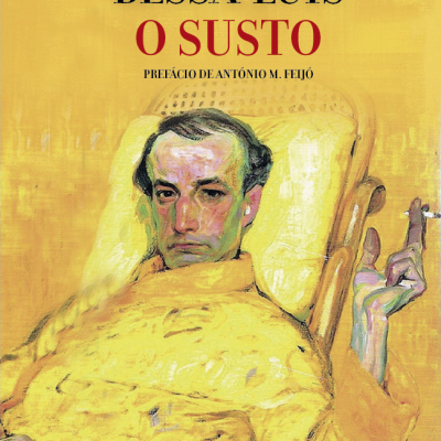 Capa do livro O Susto com retrato de homem sentado em cadeira amarela