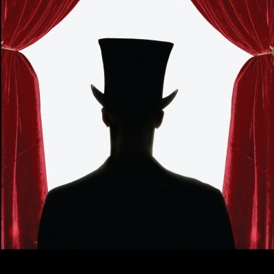 Capa de livro com silhueta de pessoa de chapéu alto entre cortinas vermelhas e texto BARNUM THE MUSEUM