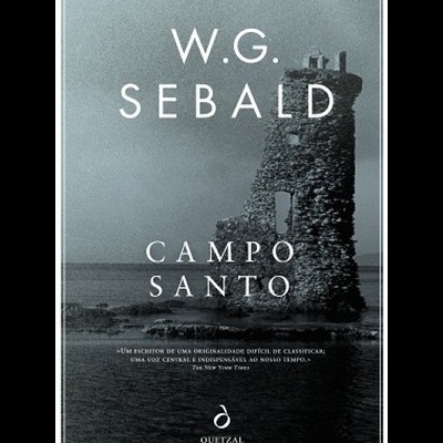 Capa do livro 'Campo Santo' de W.G. Sebald com torre de pedra junto ao mar