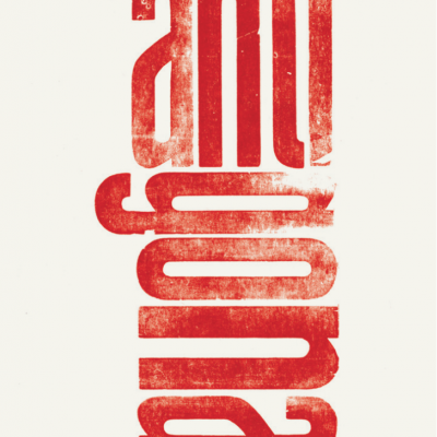 Design gráfico com texto vermelho 'anti droga' e texto preto '40 anos+1' em fundo branco.