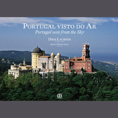 Capa do livro 'Portugal visto do ar' com foto aérea do Palácio Nacional da Pena