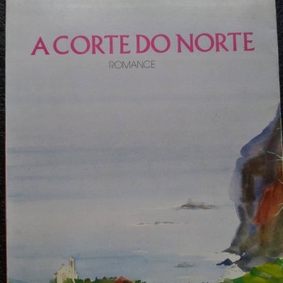 Capa de livro com ilustração de costa, casas e penhasco e texto do título e autor.