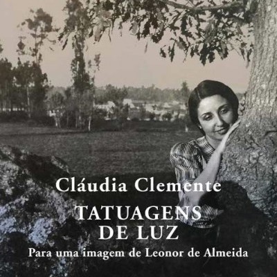 Capa de livro com fotografia a preto e branco de mulher junto a árvore com texto