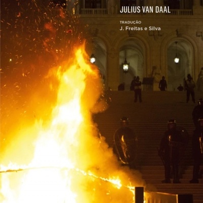 Capa de livro com fogo grande em frente a edifício histórico e texto do título e autor