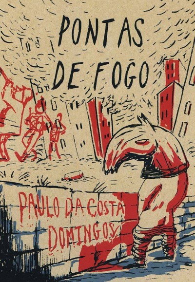 Capa de livro com ilustração de cavalo, prédios inclinados e pessoas, com texto PONTAS DE FOGO e PAULO DA COSTA DOMINGOS