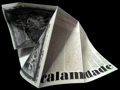 Folheto triangular preto e branco com texto e imagens em cinza