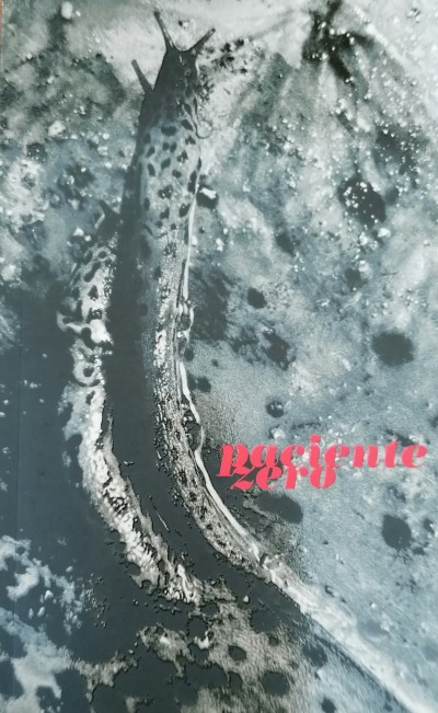 Capa de livro com foto de uma lesma e texto 'nascente zero cinco' em vermelho