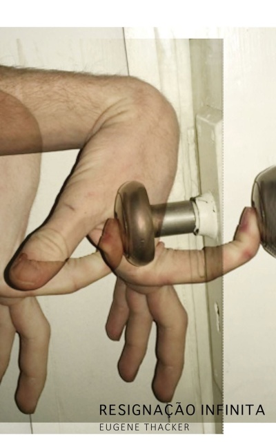 Mão humana segurando puxador metálico redondo de porta com texto RESIGNAÇÃO INFINITA EUGENE THACKER.