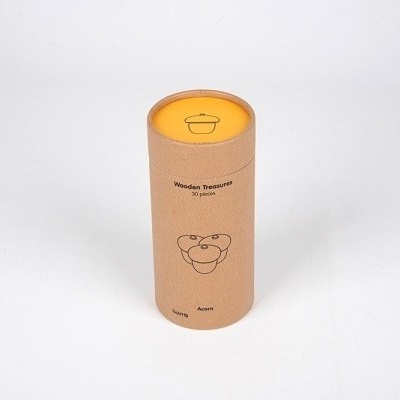 Embalagem cilíndrica castanha com tampa amarela e desenho de urso