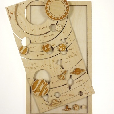 Quebra-cabeças de madeira do sistema solar com planetas gravados e encaixes distintos