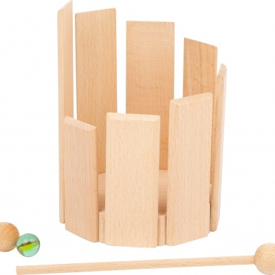 Jogo de madeira com peças verticais, bola de vidro verde e vareta com bola na ponta