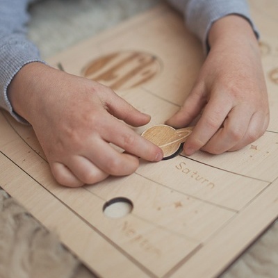 Tabuleiro educativo de madeira com planetas do sistema solar
