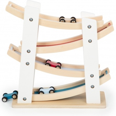 Brinquedo de madeira com carrinhos coloridos em trilhos em espiral
