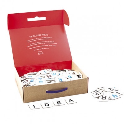 Caixa de cartão com peças de letras para formar palavras