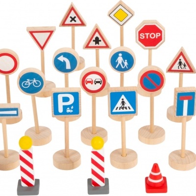 Jogo de placas de trânsito em madeira colorida com vários sinais e semáforos