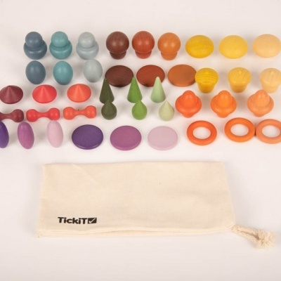 Peças de madeira coloridas organizadas em linhas com saco de pano branco 'TickiT'