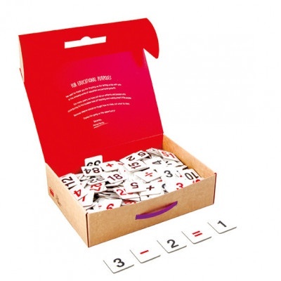 Caixa aberta com peças de números e sinais matemáticos em branco, preto e vermelho