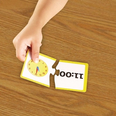 Cartão educativo com relógio analógico e horário digital 11:00